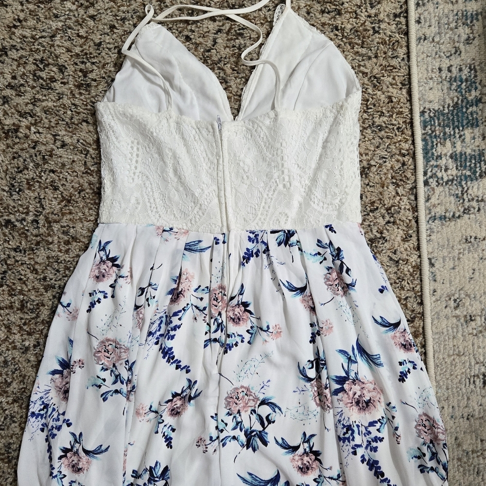 Very pretty dress never worn, gorgeous lace top, floral bottom. Size medium